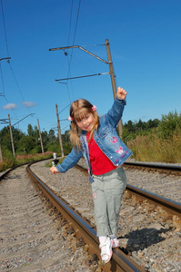 上铁路的小女孩图片