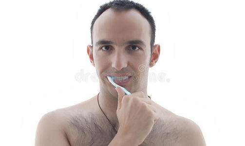 年轻人刷牙