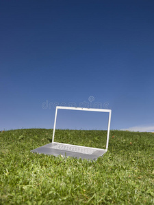 户外绿地上的笔记本电脑