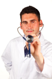 医生拿着听诊器