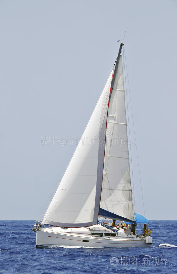 在公海航行的帆船