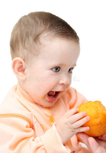 婴儿吃桃子图片