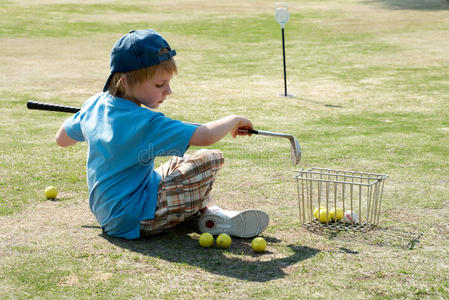 高尔夫球场上的小男孩