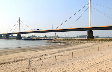 荷兰瓦尔河悬索桥