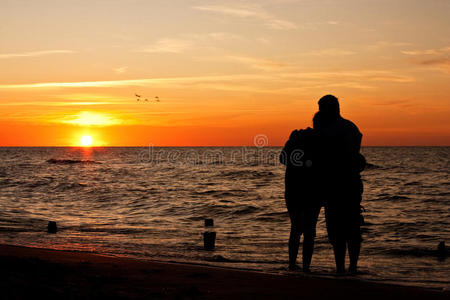 海滩上的日落情侣剪影