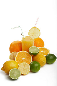 橙汁和各种水果