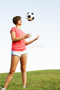 踢足球的年轻女子