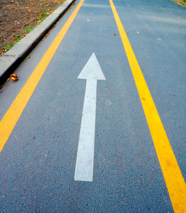 领先的红色箭头的白色箭头组左转和直行交通三个方向的三维箭头光泽3d