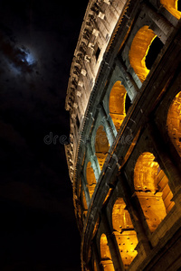 罗马竞技场，月光下。