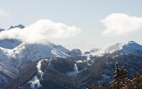 冬天下雪的高山