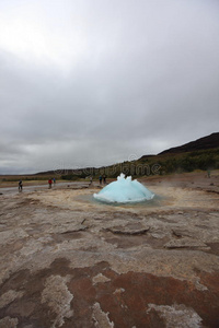 冰岛上的间歇泉strokkur