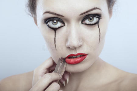 酿酒的方式肖像关于年幼的美丽的吸血鬼女人和得到好吸血鬼女孩舔手指