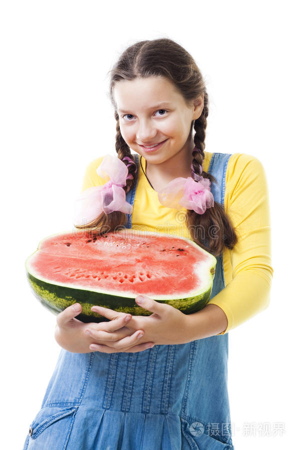 的保姆抱着西瓜的女人微笑美丽的金发女人拿着一桶冰淇淋可爱的小女孩