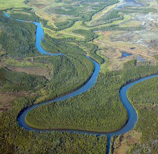 蜿蜒河流鸟瞰图照片