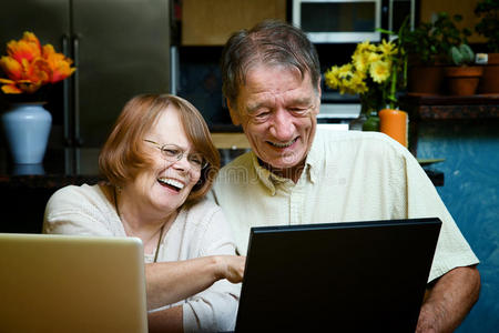 老年夫妇在家使用笔记本电脑图片