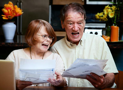 家里有很多账单的老年夫妇图片