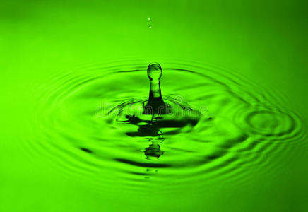 绿色泼水