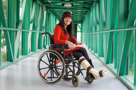 腿的女孩石膏腿的女人小孩用腿脚后跟骨折石膏绷带石膏腿的女人纤维