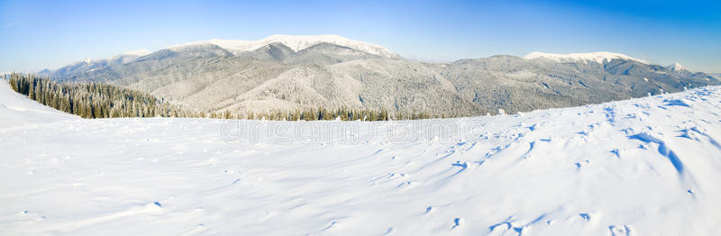 冬季山地景观全景