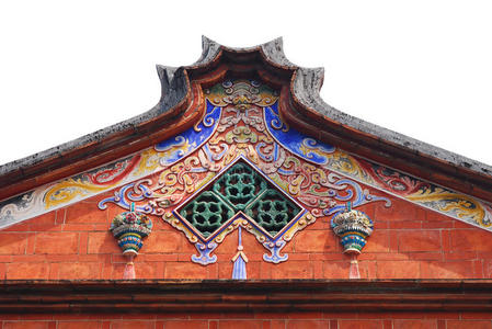 传统的屋顶和多彩的装饰。