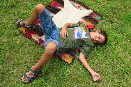 躺在草地上的男孩