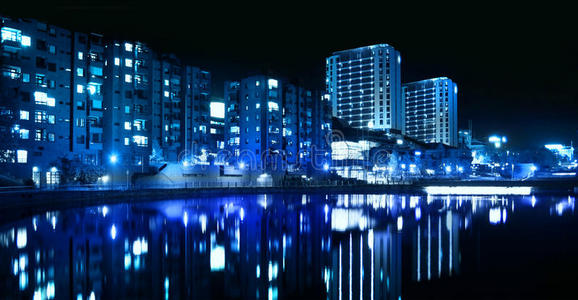 湖面水边城市水边城市蓝色夜线照片