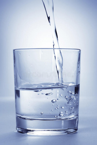 玻璃杯里的水