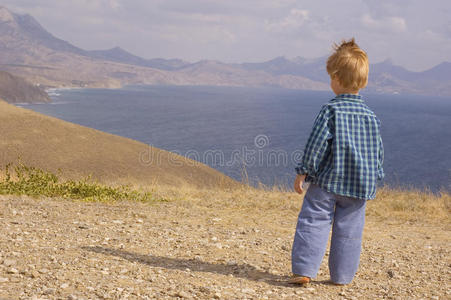 小男孩在避暑山庄散步