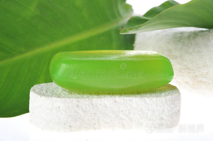 绿色肥皂和海绵