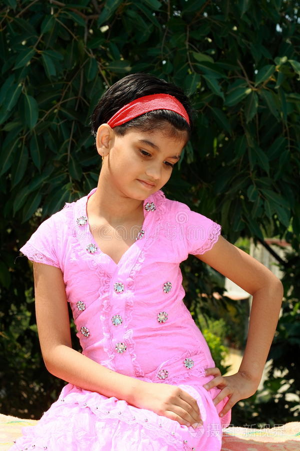 红色心形枕头微笑的伊拉克女孩带玫瑰的孩子红心黑发美女穿休闲服的