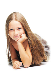 穿皮草的小女孩像个原始人照片