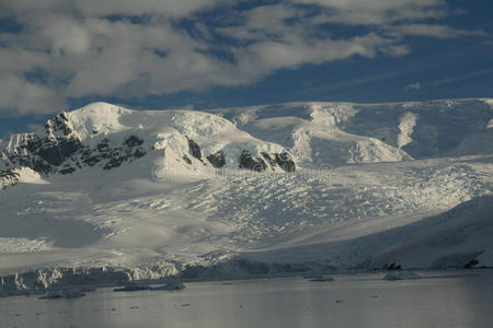 极地暮色冰川山脉