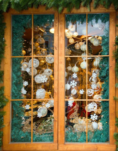 圣诞舞会和橱窗后的装饰品