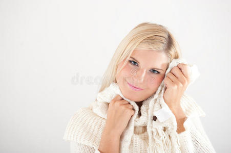 戴白领巾的冬季女人图片
