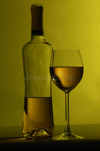 一瓶带玻璃杯的葡萄酒