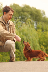 年轻人和他可爱的达克斯猎犬