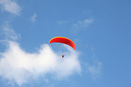 降落伞在蓝天上飞行