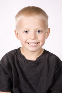 小男孩高兴的表情照片