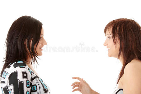 两个年轻女人在说话