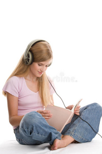 听音乐看书的女孩