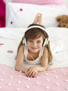 小女孩在床上听音乐