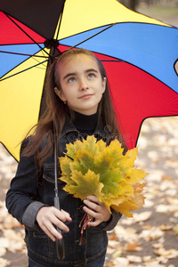 黄叶雨伞下的女孩