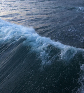 波涛汹涌的大海