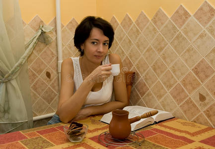 女人在厨房喝咖啡