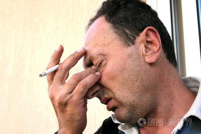 拿着烟哭泣的男人
