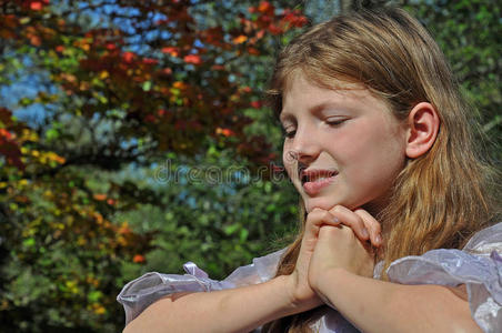 可爱的女孩双手折叠秋天的背景图片