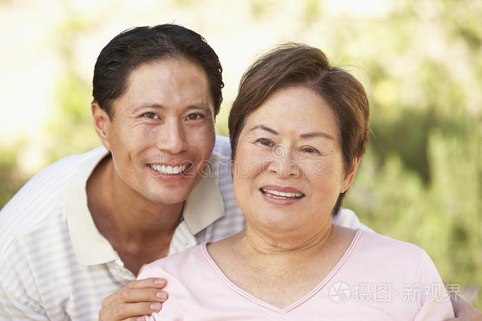 花园里有成年儿子的老太太