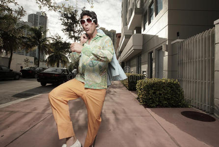 走路吹口哨的人照片