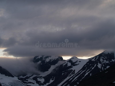 雪山上的午夜太阳