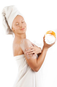 用肥皂擦身体的女孩照片